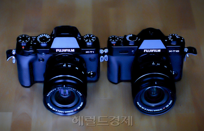 형제가 따로 없습니다. X-T1과 나란히 놓고 보면 비슷하지만, 자세히 보면 분명한 차이를 느낄 수 있습니다. 크기는 물론 다이얼의 쓰임새도 달라졌습니다.