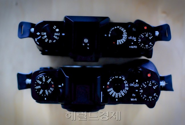 <사진설명4> 다이얼 비교 사진. X-T10(위)의 다이얼들은 순환식이 아닙니다. 끝에서 끝까지 다시 가야 한다는 번거로움이 있지만, 오토-플래시 레버는 X-T1 사용자가 부러워할 부분입니다.