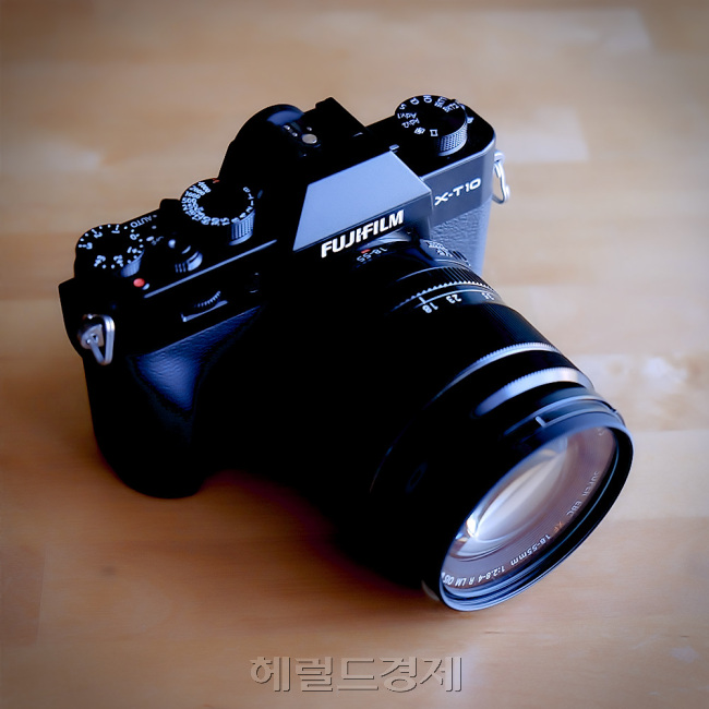 마그네슘 합금 보디의 단단함과 초심자도 접근하기 쉬운 조작체계가 X-T10의 가장 큰 장점입니다.