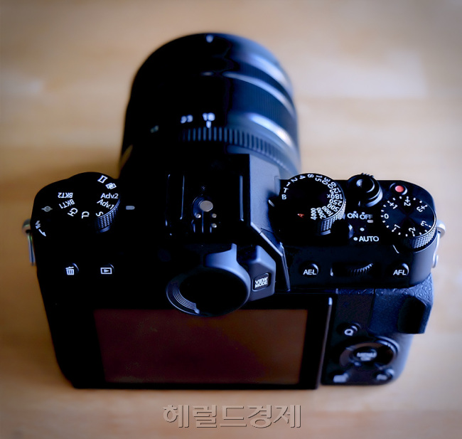 안정한 슈팅이 가능하도록 엄지 지지부가 있지만 그립감은 약간 아쉬운 편. 하지만 뛰어난 디자인을 생각하면 고개를 끄덕일 수밖에 없죠.