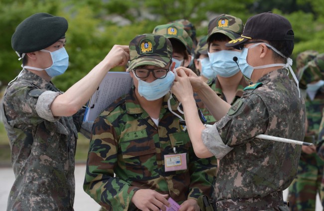 5일 오전 경기도 의정부시 호원예비군훈련장에서 메르스 예방을 위해 교관들이 훈련에 앞서 교육생에게 마스크 착용을 도와주고 있다.<br />사진공동취재단