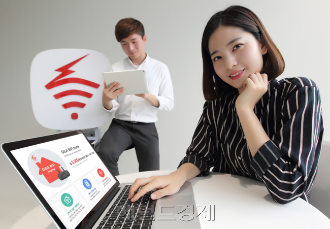 KT의 가정용 와이파이 서비스 ‘올레 기가 와이파이 홈‘ 가입자 수가 출시 3개월 만에 10만 명을 넘어섰다. 올레 기가 와이파이 홈은 가정에서 최대 867Mbps 속도의 무선 인터넷을 무제한으로 이용할 수 있게 해준다.
황유진기자hyjgogo@heraldcorp.com