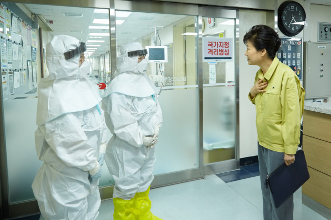 President Park Geun-hye speaks to the staff of the National Medical Center where MERS patients are quarantined on Friday. (Yonhap)