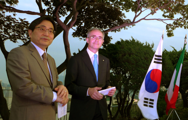 Italian Ambassador Sergio Mercuri (right) poses next to Korean Deputy Minister for Multilateral and Global Affairs Shin Dong-ik at his last national day reception at the ambassador’s residence in Seoul on Tuesday.
Joel Lee/The Korea Herald