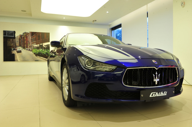 Forza Motors Korea, the importer of the Italian luxury Maserati sports cars, displays modern paintings by Korean artists under the title of “La Dolce Vita (the sweet life)” at its showroom in Bundang, an affluent district in Seongnam, Gyeonggi Province, for its brand marketing efforts.     FMK