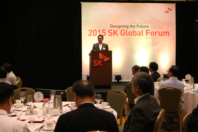 Lim Hyung-kyu, vice chairman of IC Technology & Growth at the SK Supex Council, delivers a presentation in California’s Silicon Valley on Friday as part of the 2015 SK Global Forum held from June 1-5. The forum, which began in 2012, invites global figures in the ICT, energy and chemicals industry to present SK’s current business endeavors and discuss future growth strategies.    SK Group
