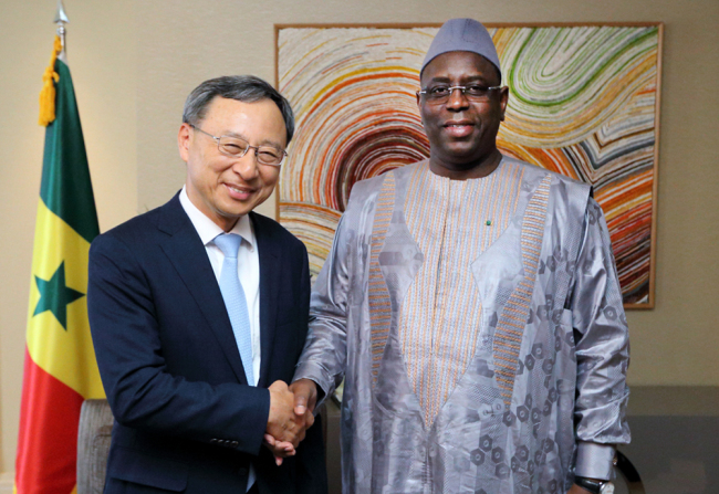 KT chairman Hwang Chang-gyu (left) and Senegalese President Macky Sall shake hands at a Seoul hotel on Saturday after discussing future partnership on ICT businesses in the African nation.    KT