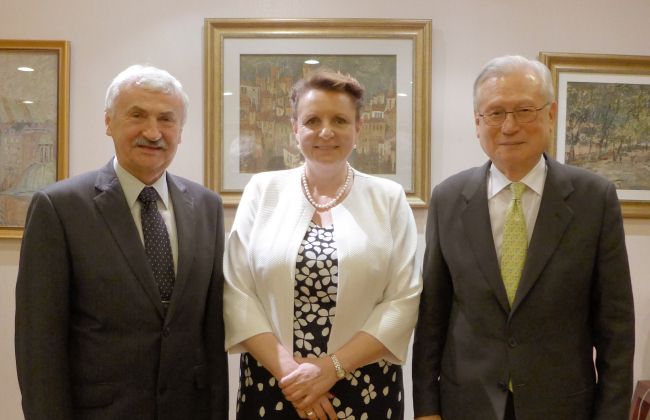 Polish Minister of Culture and Heritage Malgorzata Omilanowska (center) poses beside Polish Ambassador Krzysztof Ignacy Majka (left) and Synn Il-hi, president of Keimyung University and honorary consul general of Poland to Korea, at a reception at the ambassador’s residence in Seoul on Saturday.   Joel Lee/The Korea Herald