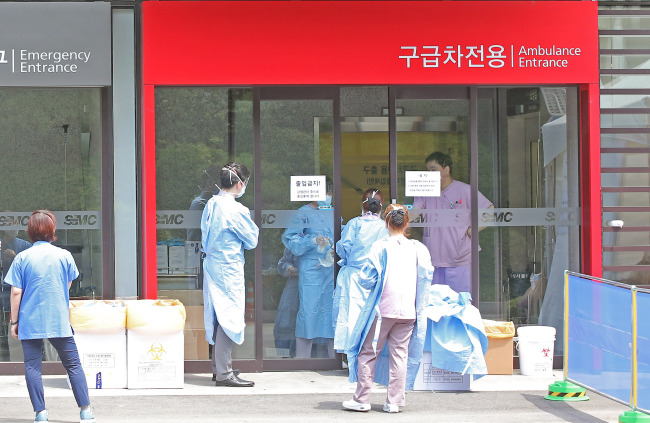 Medical staff members enter an emergency room at Samsung Medical Center in southeastern Seoul, where visitor access was restricted due to the MERS risk on Sunday.   Yonhap