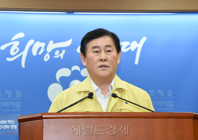 7일 긴급 기자회견을 열고 중동호흡기증후군(메르스) 대응 조치를 발표하고 있는 최경환 국무총리 직무대행 [자료=헤럴드경제DB]