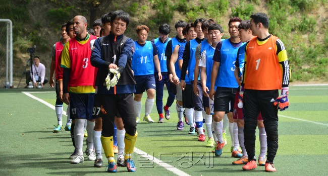 여러 사정으로 축구를 그만둬야 했던 ‘축구미생’들의 진짜 축구이야기를 담아낼  KBS 2TV 새 예능 프로그램 ‘청춘FC’가 지난 1~2일 양일간 경기도 수원 월드컵경기장 보조경기장에서 1차테스트를 진행했다.  윤병찬 기자/yoon4698@heraldcorp.com