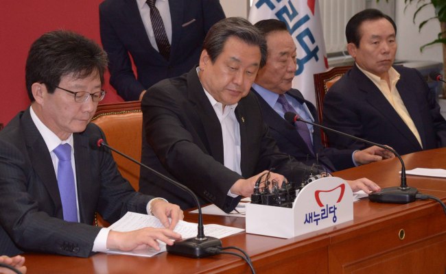 8일 국횡에서 열린 새누리위당 최고위원회의. <br />정희조 기자/checho@heraldcorp.com  150608
8일 국횡에서 열린 새누리위당 최고위원회의.
정희조 기자/checho@heraldcorp.com  150608