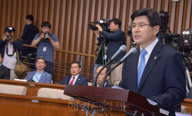 국무총리(황교안)임명자 인사청문회.<br />정희조 기자/checho@heraldcorp.com  150608
국무총리(황교안)임명자 인사청문회.<br />정희조 기자/checho@heraldcorp.com  150608
국무총리(황교안)임명자 인사청문회.<br />정희조 기자/checho@heraldcorp.com  150608
8일 황교안 국무총리 후보자에 대한 인사청문회가 사흘간 일정으로 시작됐다.
정희조 기자/checho@heraldcorp.com