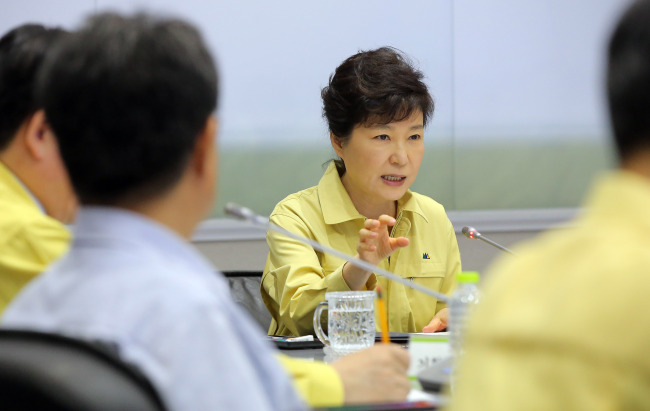 <YONHAP PHOTO-1372> 모두발언 하는 박 대통령 (서울=연합뉴스) 이정훈 기자 = 박근혜 대통령이 8일 오후 서울 세종로 정부종합청사 범정부 메르스 대책지원본부 상황실에서 열린 중동호흡기증후군(메르스) 대응 추진상황 점검회의에서 모두 발언을 하고 있다. 2015.6.8 uwg806@yna.co.kr/2015-06-08 14:52:49/ <저작권자 ⓒ 1980-2015 ㈜연합뉴스. 무단 전재 재배포 금지.>
President Park Geun-hye speaks at a meeting with top policymakers and civilian experts at the head office of a pan-governmental organization launched to combat MERS in Seoul on Monday.   Yonhap
President Park Geun-hye speaks at a meeting with top policymakers and civilian experts at the head office of a pan-governmental organization launched to combat MERS in Seoul on Monday.   Yonhap