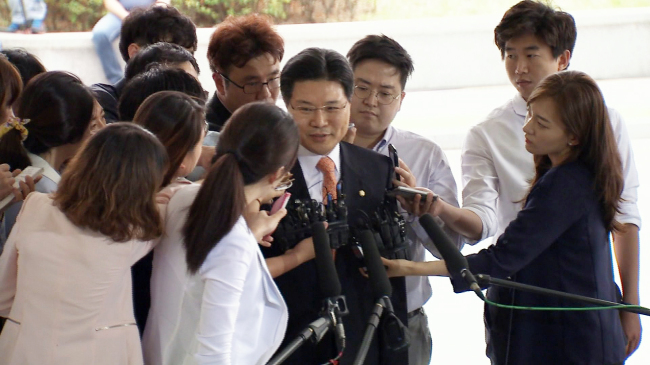 <YONHAP PHOTO-1185> 홍문종 의원, 검찰 출석 (서울=연합뉴스) 고(故) 성완종 전 경남기업 회장으로부터 2억 원의 불법 정치자금을 받은 의혹을 받고 있는 새누리당 홍문종 의원이 8일 오후 서울 서초구 서초동 서울고등검찰청으로 출석하며 취재진의 질문에 답하고 있다. 2015.6.8 << 뉴스Y >> photo@yna.co.kr/2015-06-08 13:32:18/ <저작권자 ⓒ 1980-2015 ㈜연합뉴스. 무단 전재 재배포 금지.>
Saenuri Party lawmaker Rep. Hong Moon-jong (center) answers questions from reporters before entering the Seoul High Prosecutors’ Office for questioning on Monday.   Yonhap
