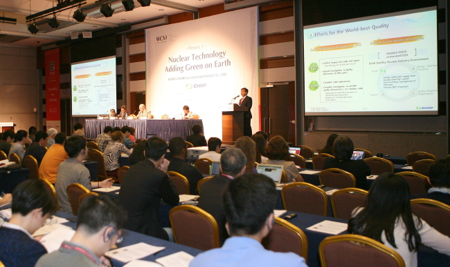KHNP engineering department head Lee Jong-ho speaks at the World Conference of Science Journalists 2015 in Seoul on Monday.   KHNP