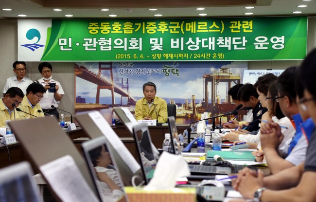 정종섭 장관, 메르스 비상대책 개선방안 논의 (서울=연합뉴스) 정종섭 행정자치부 장관이 8일 오전 메르스 방역 및 접촉자 관리실태를 점검하기 위해 경기도 평택시청 민·관 대책상황실을 방문, 메르스 관련 대응 실태의 총력 태세를 당부하는 등 대응시스템에 대한 문제점 및 개선방안 등에 대해 논의하고 있다. 2015.6.8 << 행정자치부 제공 >> photo@yna.co.kr (끝)
정종섭 장관, 메르스 비상대책 개선방안 논의 (서울=연합뉴스) 정종섭 행정자치부 장관이 8일 오전 메르스 방역 및 접촉자 관리실태를 점검하기 위해 경기도 평택시청 민·관 대책상황실을 방문, 메르스 관련 대응 실태의 총력 태세를 당부하는 등 대응시스템에 대한 문제점 및 개선방안 등에 대해 논의하고 있다. 2015.6.8 << 행정자치부 제공 >> photo@yna.co.kr (끝)
