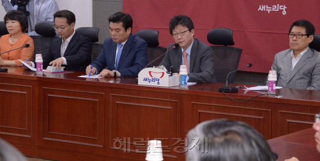 9일 국회 의원회관 에서 열린 원내대책회의. 유승민 원내대표가 모두발언을 하고 있다.  정희조 기자/checho@heraldcorp.com