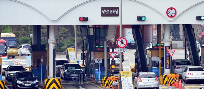 중동호흡기증후군(MERSㆍ메르스) 바이러스로 인해 대중교통 이용을 기피하는 현상이 통계로 처음 확인됐다. 남산1호터널을 이용하는 차량들. 윤병찬 기자/yoon7480@heraldcorp.com