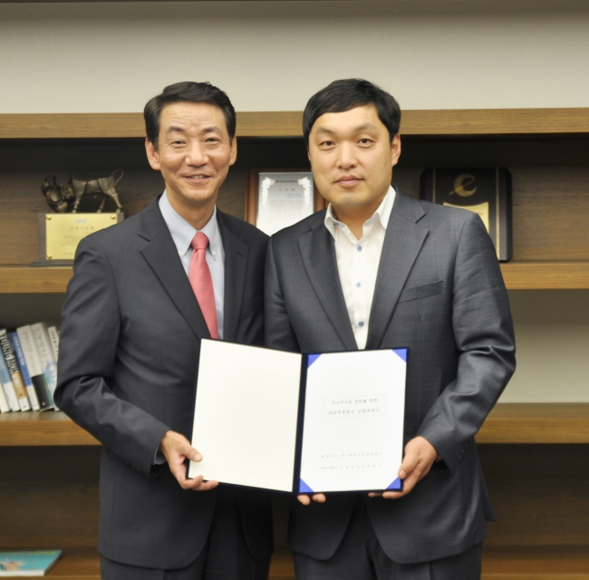 "권용원(왼쪽) 키움증권 사장과 서정훈 제너럴바이오 사장이 8일 기업공개(IPO) 대표주관 계약을 체결한 후 기념촬영을 하고 있다." [사진제공=키움증권]