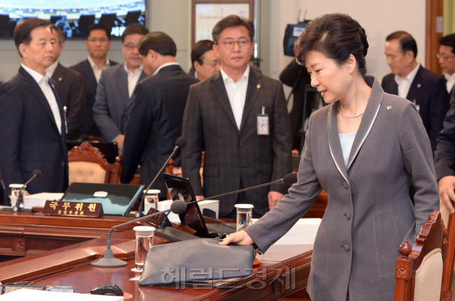 9일 박근혜 대통령이 화상국무회의를 주재하기위해 회의장으로 입장하고있다.  박현구 기자phko@heraldcorp.com