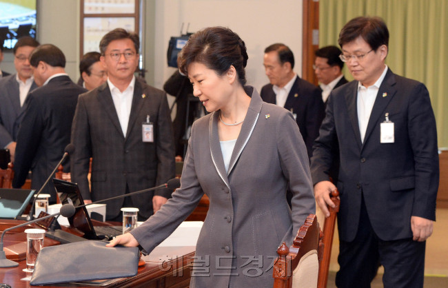 박근혜 대통령이 9일 청와대와 정부세종청사 간 영상 국무회의를 주재하기 위해 회의장에 입장하고 있다. 박현구 기자phko@heraldcorp.com