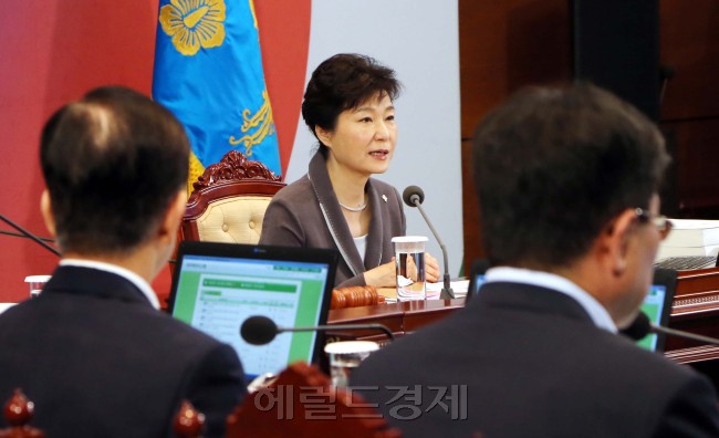박근혜 대통령이 9일 오전 청와대에서 열린 영상국무회의를 주재하고 있다.  박현구 기자/phko@heraldcorp.com
