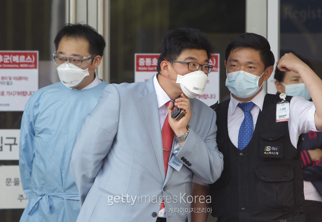 메르스 확진 환자와 접촉한 자가(自家)격리 대상자가 2350여명이 넘었지만, 사실상 자가격리자에 대한 구체적이고 실효성 있는 매뉴얼이 전무하단 지적이 이어지고 있다. [게티이미지]