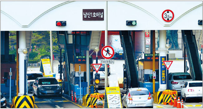 중동호흡기증후군(MERSㆍ메르스) 바이러스로 인해 대중교통 이용을 기피하는 현상이 통계로 처음 확인됐다. 남산1호터널을 이용하는 차량들.  윤병찬 기자/yoon7480@heraldcorp.com