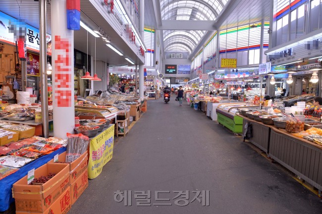 썰렁한 재래시장  중동호흡기증후군(메르스)으로 인해 많은 시민들이 외출을 자제하는 가운데 10일 서울시내의 한 재래시장이 비교적 한산한 모습을 보이고 있다. 메르스 때문에 유통가 등은 매출 타격을 입고 있다.  이상섭 기자/babtong@heraldcorp.com