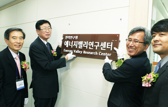 <YONHAP PHOTO-1667> '에너지밸리 연구센터' 개소식 (서울=연합뉴스) 9일 전남 나주 한국전력 본사에서 열린 '에너지밸리 연구센터' 개소식에서 김병숙 한전 신성장동력본부장(왼쪽부터), 조환익 한전 사장, 문승일 기초전력연구원장, 주영준 에너지지원정책과장이 기념 촬영을 하고 있다. 에너지밸리 연구센터는 앞으로 나주혁신도시에 조성되는 빛가람 에너지밸리를 세계적 에너지 R&D 클러스터로 발전시켜 나아가는데 중추적 역할을 담당하게 된다. 2015.6.9 << 한전 제공 >> photo@yna.co.kr/2015-06-09 14:55:27/ <저작권자 ⓒ 1980-2015 ㈜연합뉴스. 무단 전재 재배포 금지.>
<YONHAP PHOTO-1667> '에너지밸리 연구센터' 개소식 (서울=연합뉴스) 9일 전남 나주 한국전력 본사에서 열린 '에너지밸리 연구센터' 개소식에서 김병숙 한전 신성장동력본부장(왼쪽부터), 조환익 한전 사장, 문승일 기초전력연구원장, 주영준 에너지지원정책과장이 기념 촬영을 하고 있다. 에너지밸리 연구센터는 앞으로 나주혁신도시에 조성되는 빛가람 에너지밸리를 세계적 에너지 R&D 클러스터로 발전시켜 나아가는데 중추적 역할을 담당하게 된다. 2015.6.9 << 한전 제공 >> photo@yna.co.kr/2015-06-09 14:55:27/ <저작권자 ⓒ 1980-2015 ㈜연합뉴스. 무단 전재 재배포 금지.>