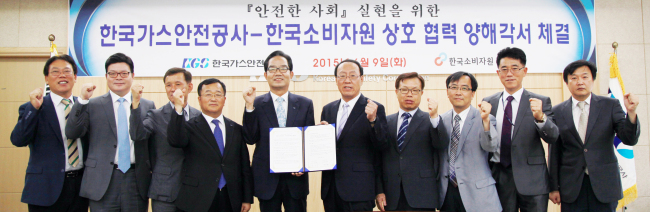 <YONHAP PHOTO-1594> 가스안전공사-소비자원 '가스제품 안전 확보' 업무협약 (서울=연합뉴스) 9일 충북 음성군 가스안전공사 본사에서 박기동 한국가스안전공사 사장(가운데 왼쪽)과 정대표 한국소비자원 원장(가운데 오른쪽)이 '가스 제품 안전 확보' 등을 위한 업무협약을 체결한 후 참석자들과 기념 촬영을 하고 있다. 2015.6.9 << 가스안전공사 제공 >> photo@yna.co.kr/2015-06-09 14:38:57/ <저작권자 ⓒ 1980-2015 ㈜연합뉴스. 무단 전재 재배포 금지.>
<YONHAP PHOTO-1594> 가스안전공사-소비자원 '가스제품 안전 확보' 업무협약 (서울=연합뉴스) 9일 충북 음성군 가스안전공사 본사에서 박기동 한국가스안전공사 사장(가운데 왼쪽)과 정대표 한국소비자원 원장(가운데 오른쪽)이 '가스 제품 안전 확보' 등을 위한 업무협약을 체결한 후 참석자들과 기념 촬영을 하고 있다. 2015.6.9 << 가스안전공사 제공 >> photo@yna.co.kr/2015-06-09 14:38:57/ <저작권자 ⓒ 1980-2015 ㈜연합뉴스. 무단 전재 재배포 금지.>