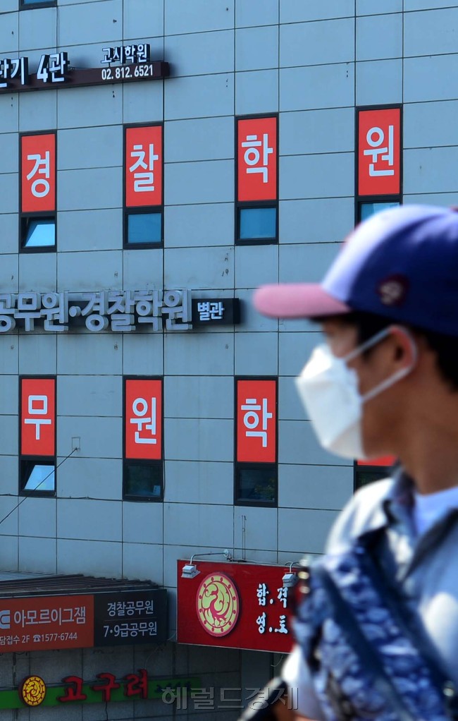메르스 사태로 각급 학교에 휴업이 내려지면서 상당수 학생이 학교 대신 학원으로 향하고 있지만, 학원 관련 법령에 따르면 필요 시 휴원이나 휴강을 강제할 수 있는 조항이 없어 ‘메르스 사각지대’가 될 수 있다는 의견이 제기되고 있다. 사진은 메르스 사태에도 불구하고 수업이 진행중인 학원가 모습. 윤병찬 기자/yoon4698@heraldcorp.com