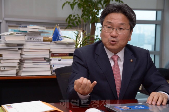 새정치민주연합 강기정 정책위의장은 오는 13일 서울 상암월드컵경기장에서 열리는 한ㆍ일 국회의원 친선 축구대회에서 풀백으로 뛴다. 축구를 즐기는 강 의장은 지난 9일 헤럴드경제와 인터뷰에서 “키가 작은 사람은 보폭도 좁으니 더 빨리 뛰어야 한다”는 소신을 밝히기도 했다. 정희조 기자/checho@heraldcorp.com