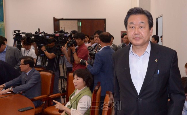 10일 국회에서 열린 새누리당 최고위원회의. 김무성 당대표가 모두발언을 하고 있다.  정희조 기자/checho@heraldcorp.com