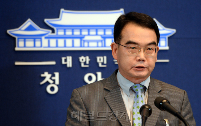 김성우 청와대 홍보수석이 10일 오전 청와대 춘추관에서 메르스 사태 악화로 박근혜 대통령이 오는 14일부터 예정됐던 미국 방문 연기를 발표하고 있다. 청와대사진기자단ㆍ헤럴드=박현구 기자 phko@heraldcorp.com