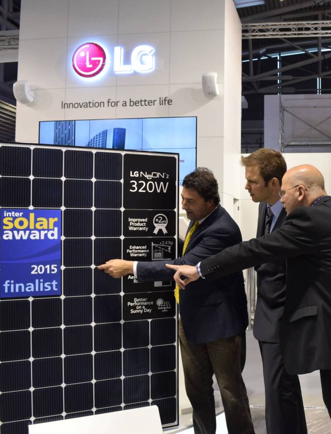 Visitors check out LG Electronics’ new solar module, NeON2, during the Intersolar solar power exhibition held in Munich from Wednesday to Friday. Its 15.67-centimeter solar cell boasts the world’s highest efficiency of 19.5 percent.    LGE