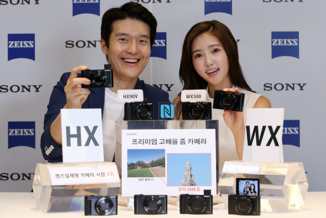 Models pose with Sony Korea’s high-end compact camera lineup, WX500, featuring a 30x zoom lens in Seoul, Wednesday.   Sony Korea