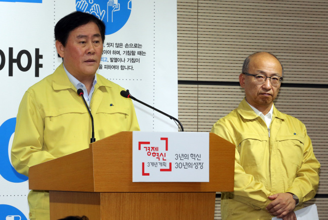 <YONHAP PHOTO-1127> 대국민 당부의 말하는 최경환 총리대행 (세종=연합뉴스) 배재만 기자 = 최경환 국무총리 직무대행이 10일 오전 정부세종청사 보건복지부 공용브리핑룸에서 중동호흡기증후군(MERS·메르스) 관련 대국민 당부의 말을 발표하고 있다. 오른쪽은 문형표 보건복지부 장관. 2015.6.10 scoop@yna.co.kr http://blog.yonhapnews.co.kr/f6464/2015-06-10 11:38:45/ <저작권자 ⓒ 1980-2015 ㈜연합뉴스. 무단 전재 재배포 금지.>
Finance Minister Choi Kyung-hwan (left) makes a public announcement on MERS in Sejong City on Wednesday as Health Minister Moon Hyung-pyo looks on.    Yonhap