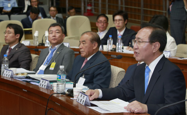 <YONHAP PHOTO-1102> 답변하는 노회찬 전 의원 (서울=연합뉴스)이상학 기자 = 노회찬 전 의원이 10일 오전 국회에서 열린 황교안 국무총리 후보자 인사청문회에 증인으로 출석, 위원들의 질의에 답변하고 있다. 2015.6.10 leesh@yna.co.kr/2015-06-10 11:21:48/ <저작권자 ⓒ 1980-2015 ㈜연합뉴스. 무단 전재 재배포 금지.>
Former opposition lawmaker Roh Hoi-chan (right) answers questions as a witness during the confirmation hearing of Prime Minister nominee Hwang Kyo-ahn at the National Assembly on Wednesday.   Yonhap
Former opposition lawmaker Roh Hoi-chan (right) answers questions as a witness during the confirmation hearing of Prime Minister nominee Hwang Kyo-ahn at the National Assembly on Wednesday.   Yonhap