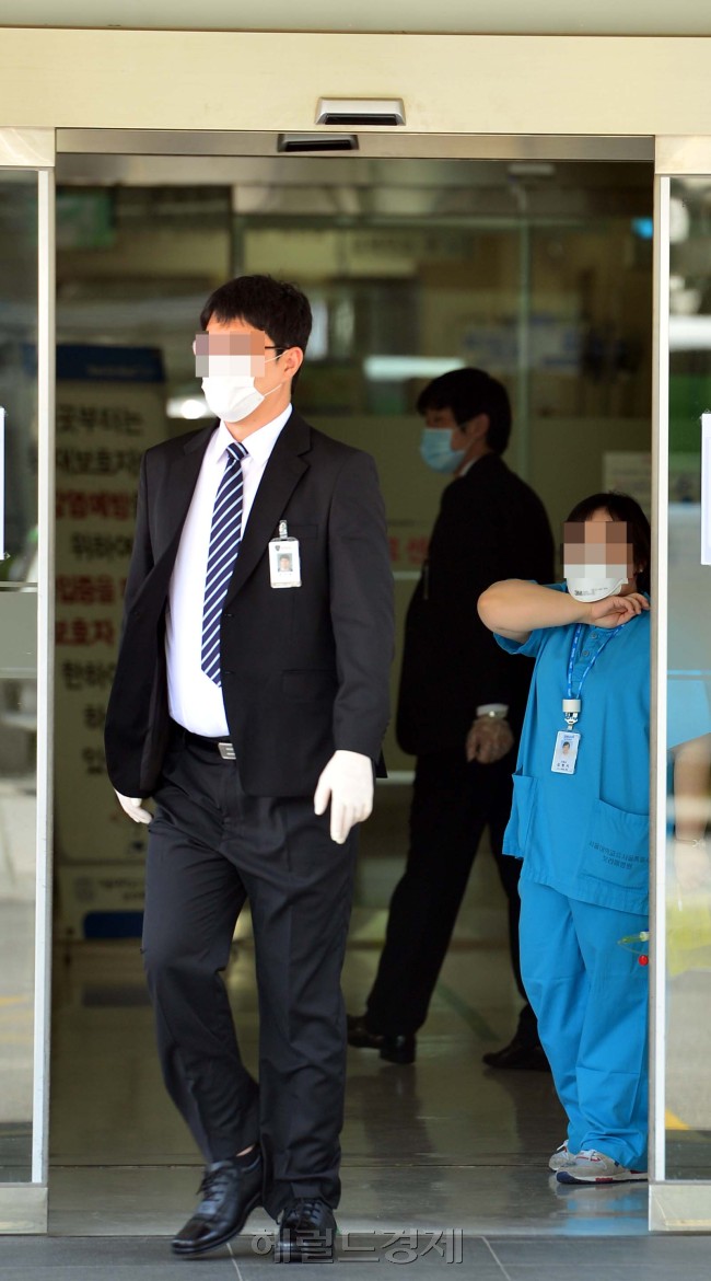 메르스 감염 예방이나 생계지원 대책이 정규직 근로자에 집중돼 비정규직 노동자들이 사각지대에 내몰렸다는 지적이 나오고 있다. 서울시내 한 병원에서 비정규직 청원경찰이 마스크를 쓴채 근무하고 있다.  윤병찬 기자/yoon4698@heraldcorp.com