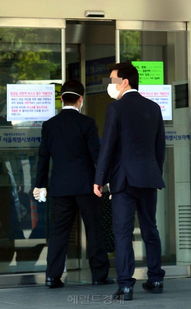 메르스 감염 예방이나 생계지원 대책이 정규직 근로자에 집중돼 비정규직 노동자들이 사각지대에 내몰렸다는 지적이 나오고 있다. 서울시내 한 병원에서 비정규직 청원경찰이 마스크를 쓴채 근무하고 있다. 윤병찬 기자/yoon4698@heraldcorp.com