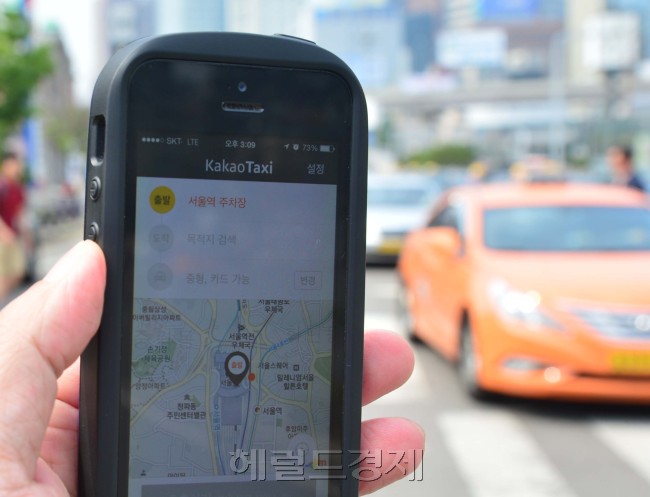 밤거리 택시를 잡는 풍경이 빠르게 바뀌고 있다. 길가에서 택시를 잡는 사람이 줄어든 대신, 앱을 이용해 ‘스마트하게’ 택시를 대령하는 엄지족들이 눈에 띄게 늘었다. 윤병찬 기자/yoon4698@heraldcorp.com
