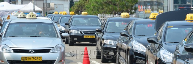밤거리 택시를 잡는 풍경이 빠르게 바뀌고 있다. 길가에서 택시를 잡는 사람이 줄어든 대신, 앱을 이용해 ‘스마트하게’ 택시를 대령하는 엄지족들이 눈에 띄게 늘었다. 윤병찬 기자/yoon4698@heraldcorp.com