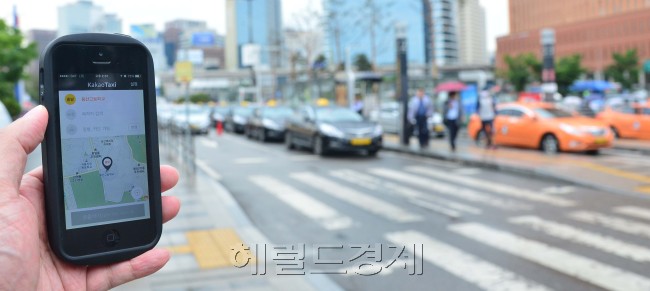밤거리 택시를 잡는 풍경이 빠르게 바뀌고 있다. 길가에서 택시를 잡는 사람이 줄어든 대신, 앱을 이용해 ‘스마트하게’ 택시를 대령하는 엄지족들이 눈에 띄게 늘었다. 윤병찬 기자/yoon4698@heraldcorp.com