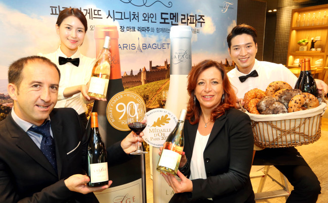 <YONHAP PHOTO-1488> 파리바게뜨, '라파주' 3만병 판매 기념 시음회 진행 (서울=연합뉴스) 김수진 기자 = 10일 오전 서울 용산구 파리바게뜨 이촌시그니처점에서 프랑스 와인 '도멘 라파주' 제조자 장 마크 라파주 대표(왼쪽)와 부인 엘리안느 라파주가 '도멘 라파주' 3만 병 판매를 기념하는 와인시음회를 진행하고 있다. 2015.6.10 ksujin@yna.co.kr/2015-06-10 13:13:06/ <저작권자 ⓒ 1980-2015 ㈜연합뉴스. 무단 전재 재배포 금지.>
<YONHAP PHOTO-1488> 파리바게뜨, '라파주' 3만병 판매 기념 시음회 진행 (서울=연합뉴스) 김수진 기자 = 10일 오전 서울 용산구 파리바게뜨 이촌시그니처점에서 프랑스 와인 '도멘 라파주' 제조자 장 마크 라파주 대표(왼쪽)와 부인 엘리안느 라파주가 '도멘 라파주' 3만 병 판매를 기념하는 와인시음회를 진행하고 있다. 2015.6.10 ksujin@yna.co.kr/2015-06-10 13:13:06/ <저작권자 ⓒ 1980-2015 ㈜연합뉴스. 무단 전재 재배포 금지.>