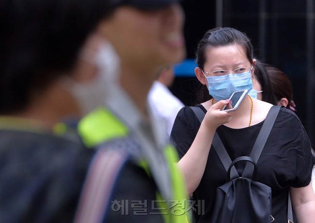 ‘메르스 걸릴라’  중동호흡기증후군(메르스) 태풍이 가라앉지 않고 있는 가운데, 서울 명동을 찾은 한 외국인 관광객이 마스크를 쓴채 길을 걷고 있다. 마스크를 쓴 얼굴과 눈가에선 불안함이 엿보인다.  이상섭 기자/babtong@heraldcorp.com