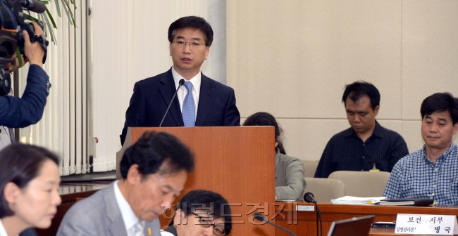 11일 국회 보건위에서 열린 메르스대책특별위원회.보건복지부 양병국 질병관리본부장이 현황보고를 하고 있다. 이 자리에는 국민안전처,교육부,행안부.문화체육부등 4개 부처 차관과 삼성서울병원 정두련 감염내과과장이 참여했다.<br />정희조 기자/checho@heraldcorp.com  150611
11일 국회 보건위에서 열린 메르스대책특별위원회.보건복지부 양병국 질병관리본부장이 현황보고를 하고 있다. 이 자리에는 국민안전처,교육부,행안부.문화체육부등 4개 부처 차관과 삼성서울병원 정두련 감염내과과장이 참여했다.
정희조 기자/checho@heraldcorp.com  150611