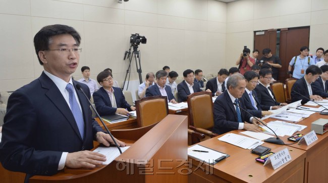 11일 국회 보건위에서 열린 메르스대책특별위원회.보건복지부 양병국 질병관리본부장이 현황보고를 하고 있다. 이 자리에는 국민안전처,교육부,행안부.문화체육부등 4개 부처 차관과 삼성서울병원 정두련 감염내과과장이 참여했다.<br />정희조 기자/checho@heraldcorp.com  150611
11일 국회 보건위에서 열린 메르스대책특별위원회.보건복지부 양병국 질병관리본부장이 현황보고를 하고 있다. 이 자리에는 국민안전처,교육부,행안부.문화체육부등 4개 부처 차관과 삼성서울병원 정두련 감염내과과장이 참여했다.
정희조 기자/checho@heraldcorp.com  150611