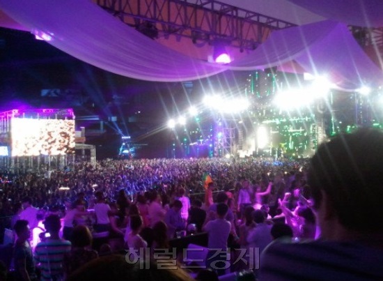 사진=헤럴드경제 워터마크
2013년 6월 14일 서울 송파구 잠실종합운동장 열렸던 UMF 2013 공연 당시 관객들의 모습. UMF 공연은 10만명에 달하는 인원들이 한데 밀집해 서로 몸을 부딪히고 환호성을 지르는 등 밀접 접촉이 불가피한 성격의 공연으로 알려져 있다.